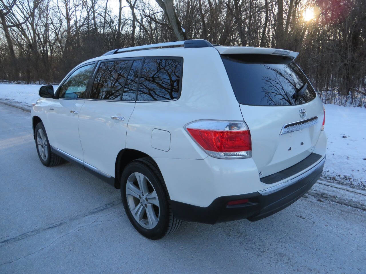 Used 2011 Toyota Highlander Limited w/ Tow Pkg image 3