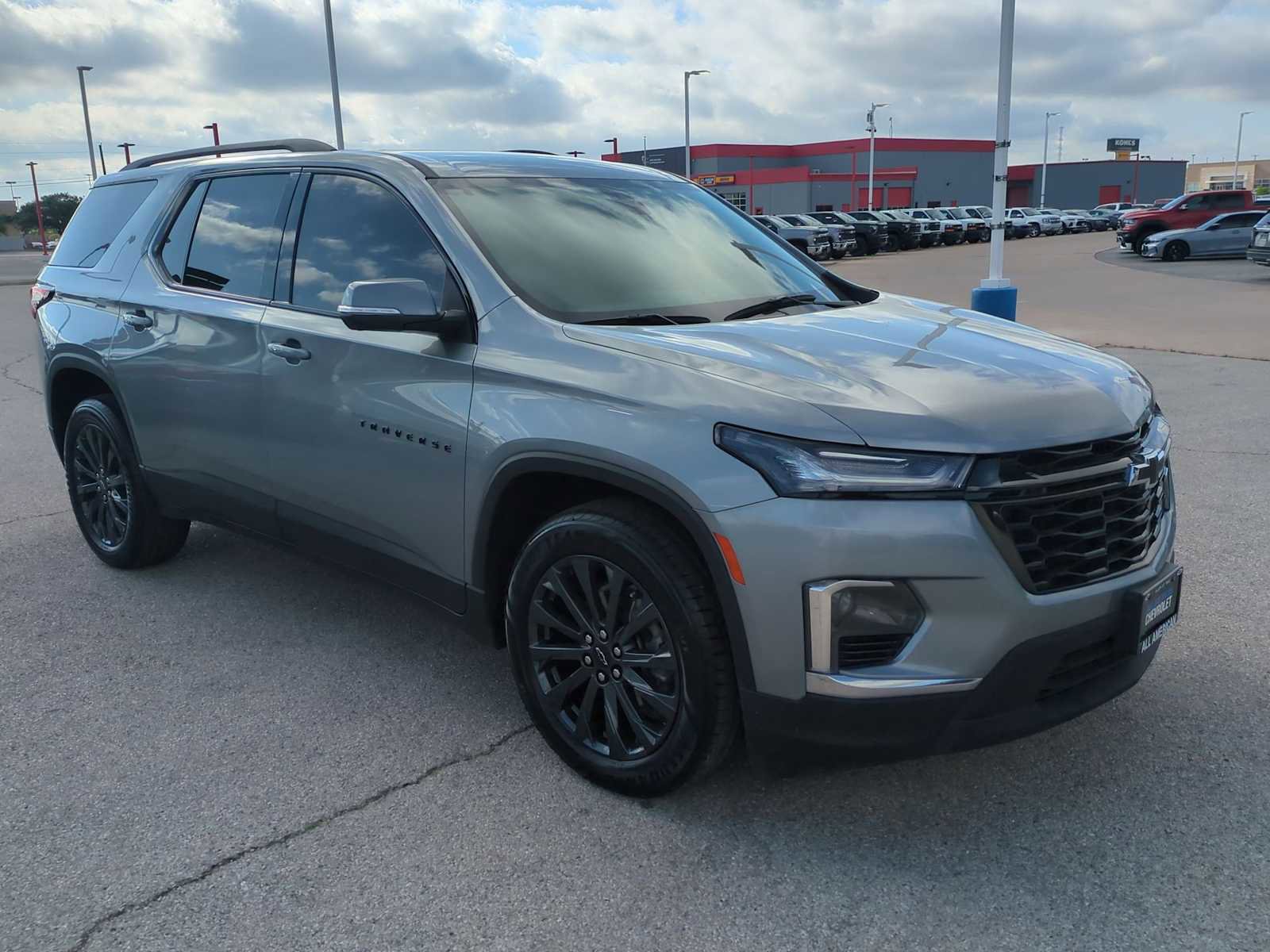 Used 2023 Chevrolet Traverse RS FWD image 2