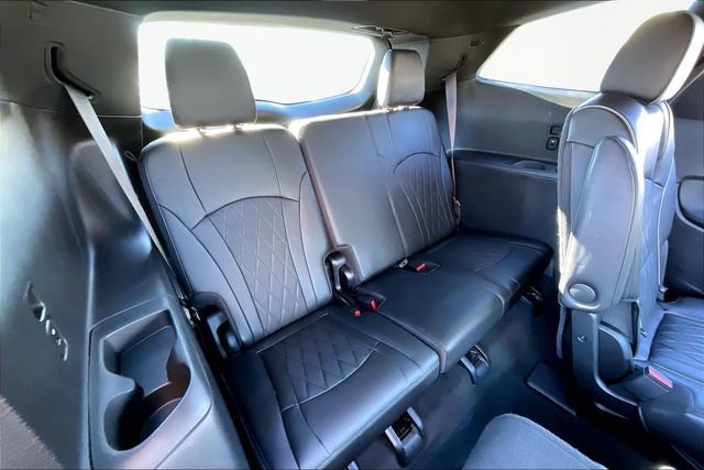 Used 2024 Buick Enclave Avenir w/ Avenir Technology Package image 18