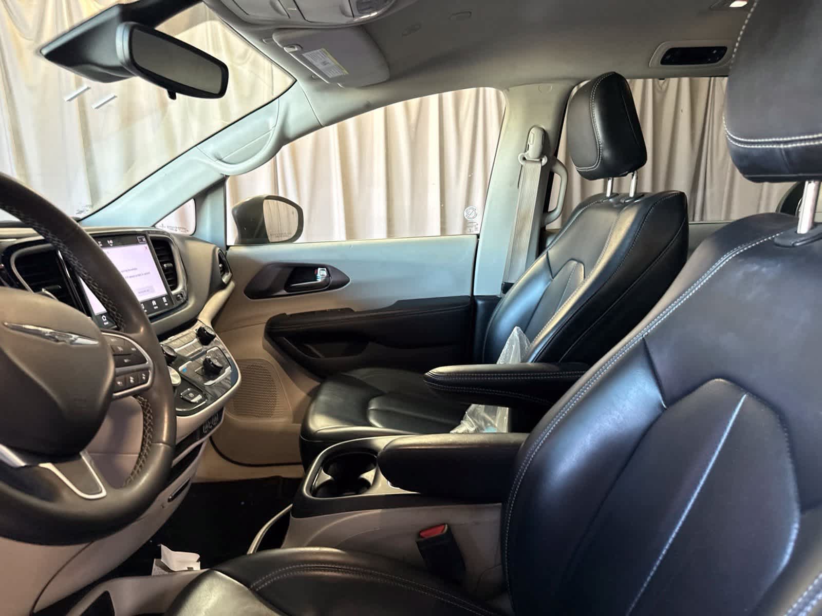 Used 2023 Chrysler Pacifica Touring-L FWD image 20