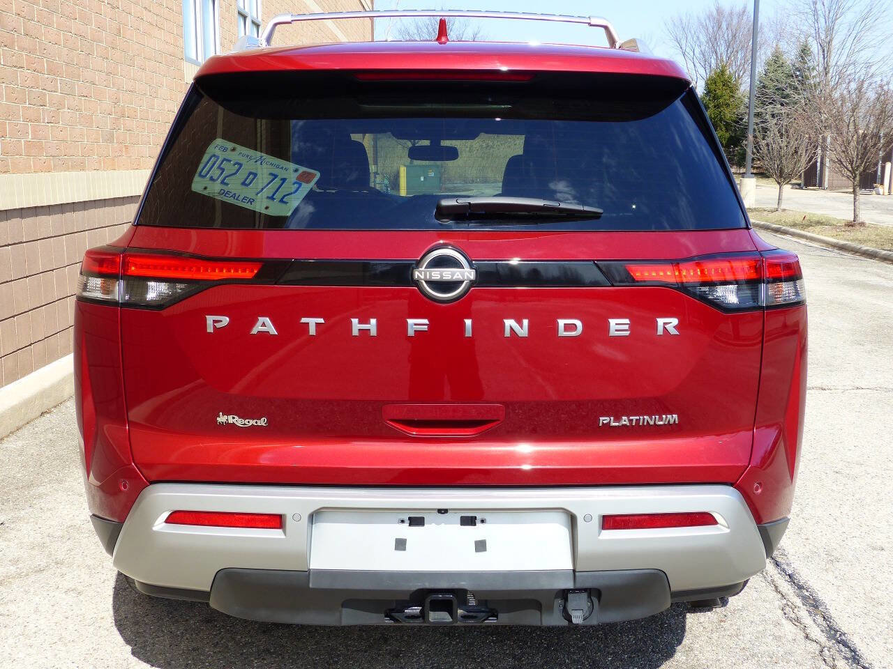 Used 2022 Nissan Pathfinder Platinum w/ Cargo Package FWD image 8