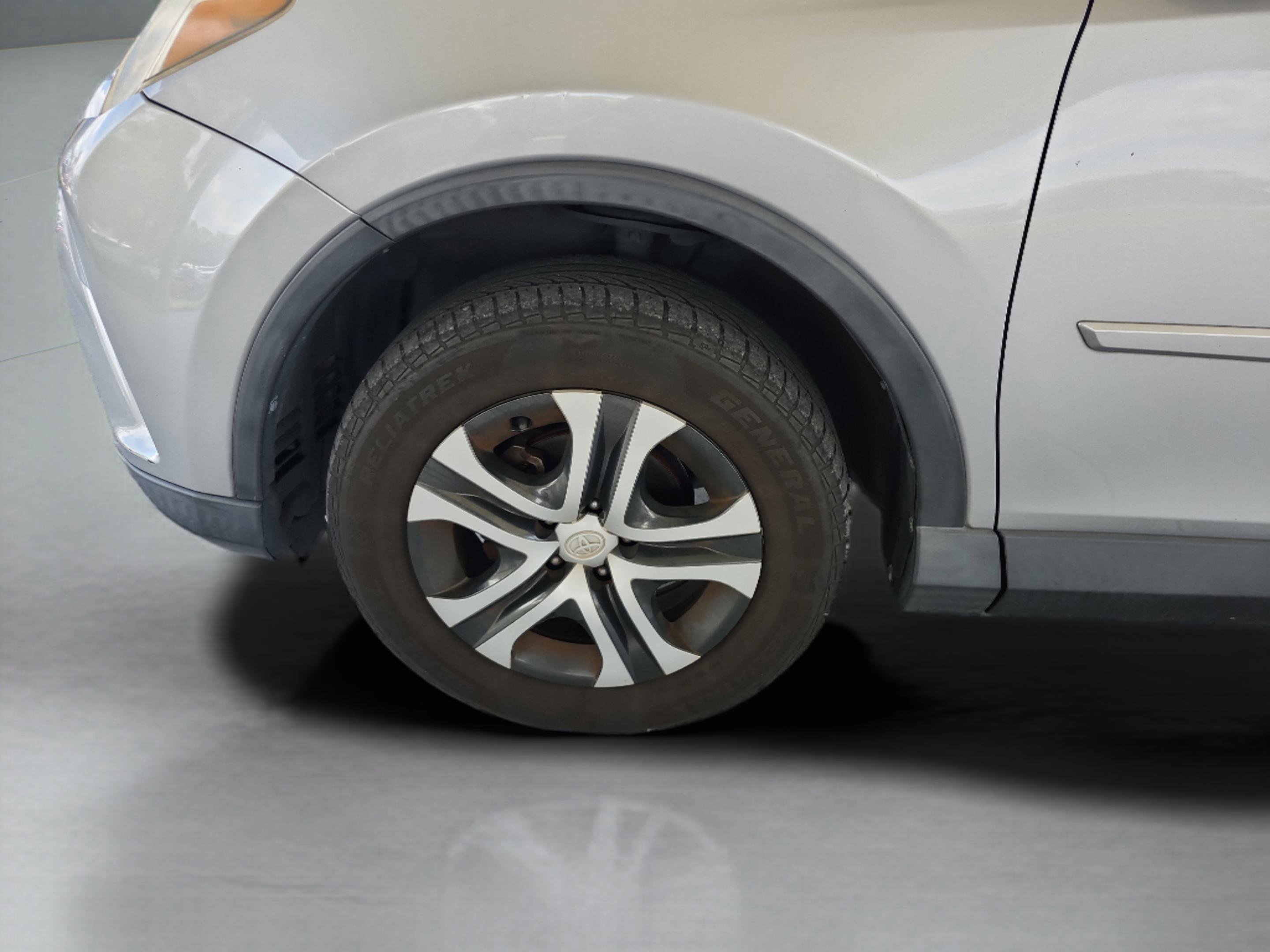 Used 2018 Toyota RAV4 LE FWD image 26