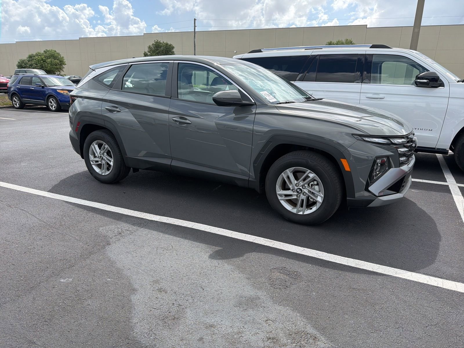 Used 2025 Hyundai Tucson SE image 2