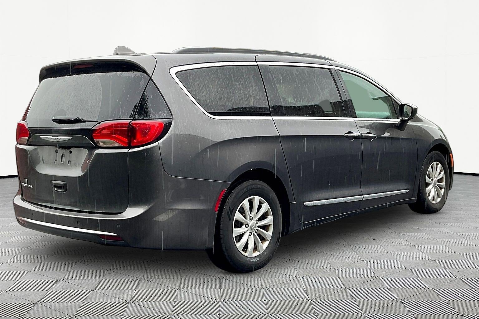 Used 2017 Chrysler Pacifica Touring-L FWD image 6