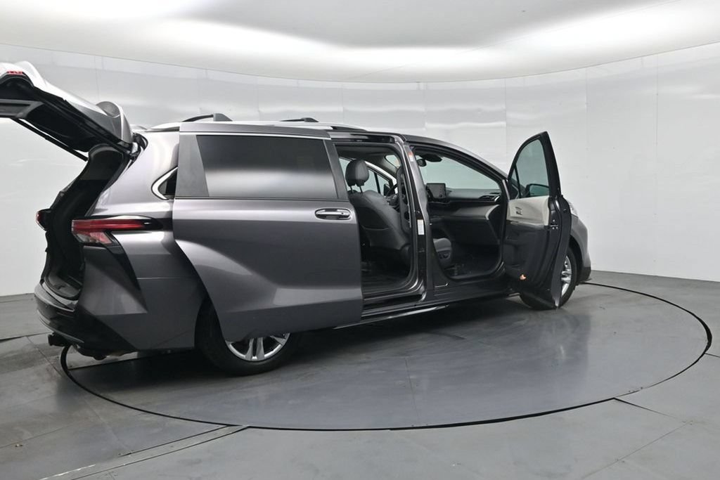 Used 2021 Toyota Sienna Limited FWD image 4