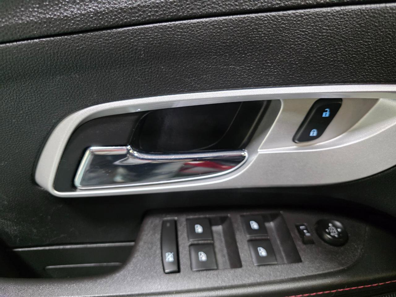 Used 2015 Chevrolet Equinox LT image 18