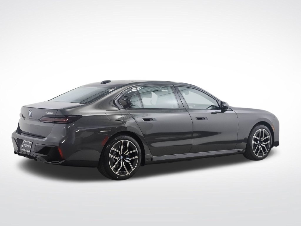 Used 2026 BMW 750e xDrive AWD/4WD image 3