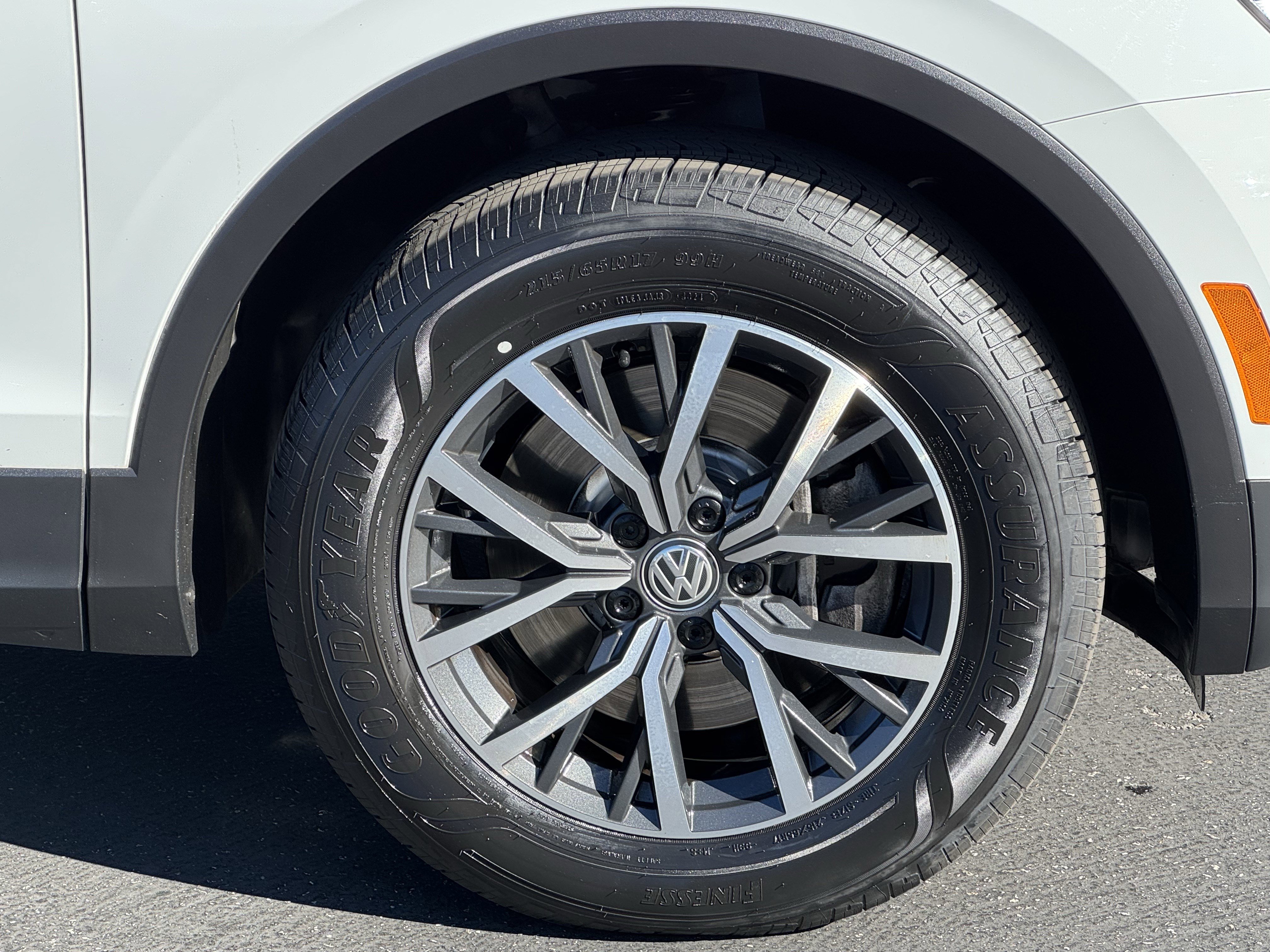 Certified 2019 Volkswagen Tiguan SE w/ Panoramic Sunroof Package image 12