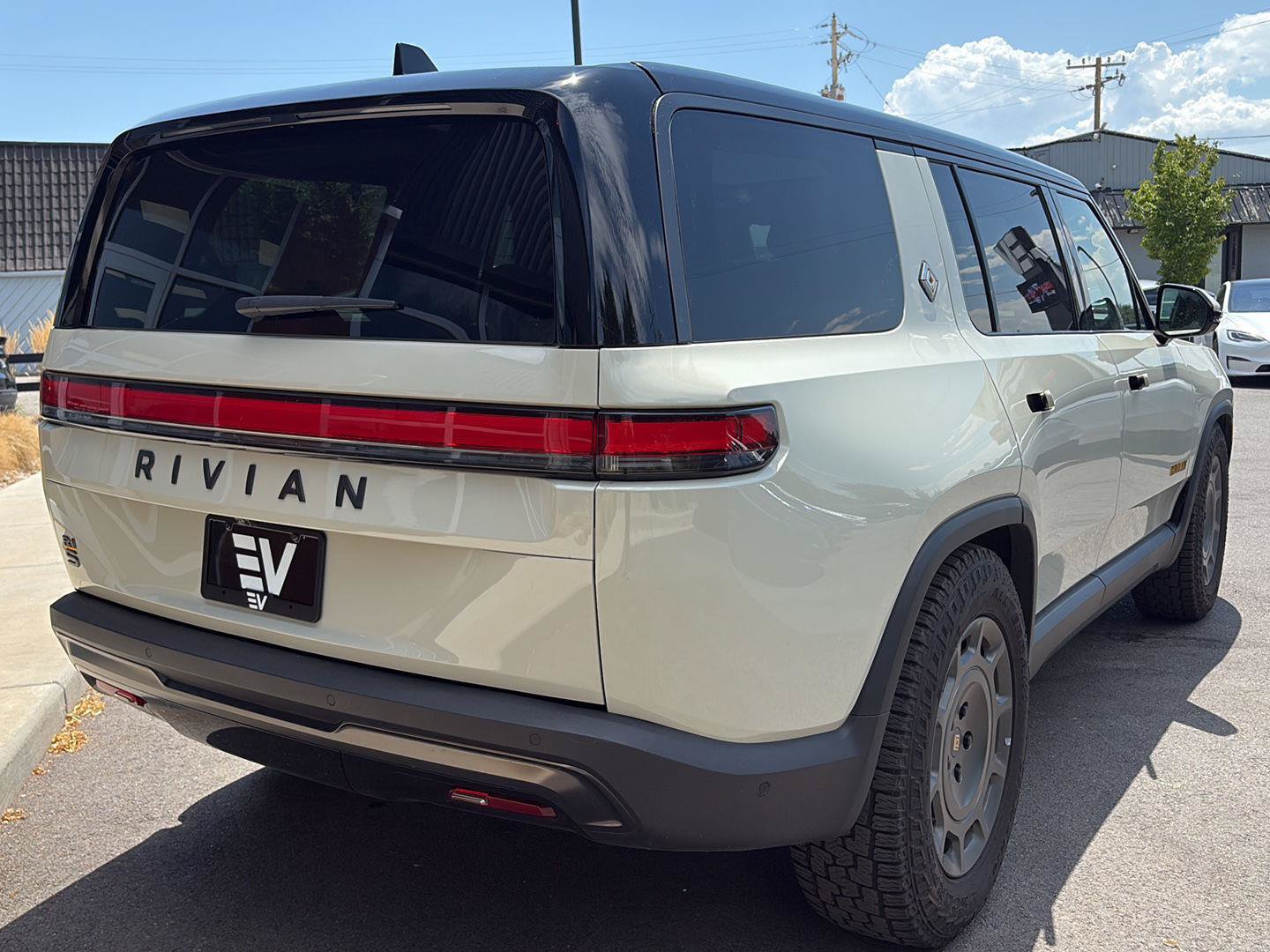 Used 2025 Rivian R1S Adventure AWD/4WD image 8