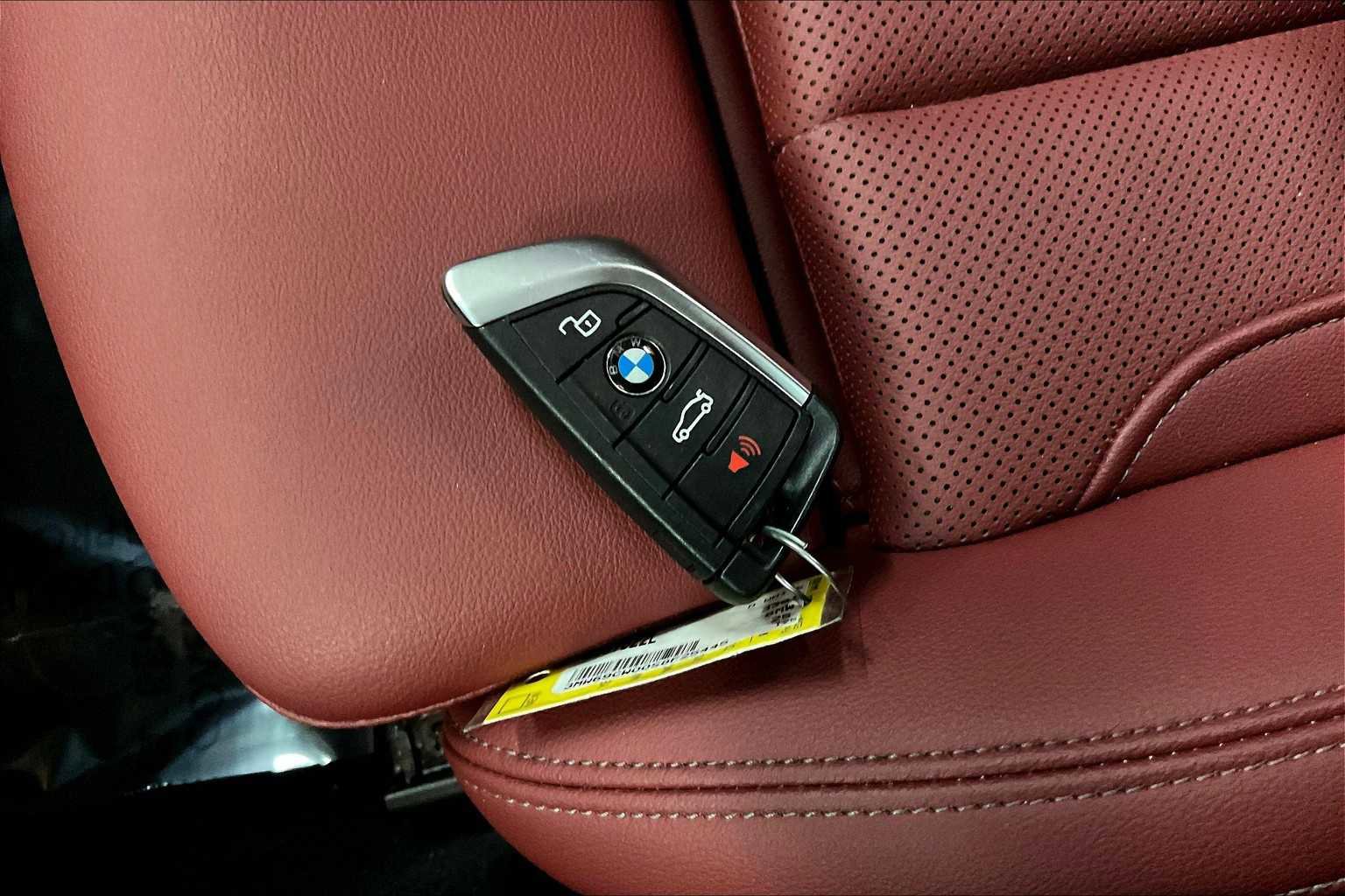 Used 2025 BMW 330i Sedan w/ Premium Package image 14