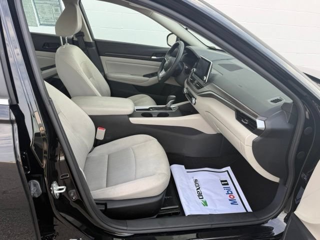 Used 2025 Nissan Altima 2.5 SV FWD image 14