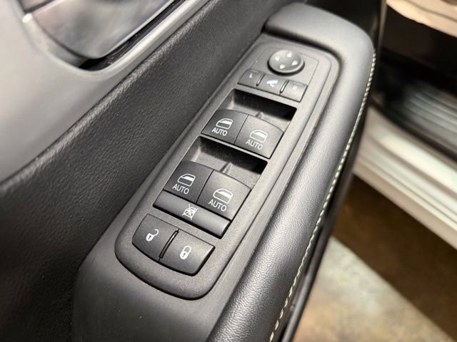 Used 2025 Chrysler Pacifica Limited image 13