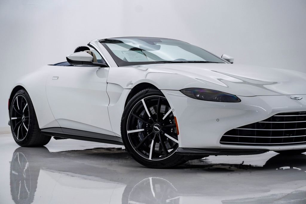 Used 2022 Aston Martin V8 Vantage Roadster RWD image 2