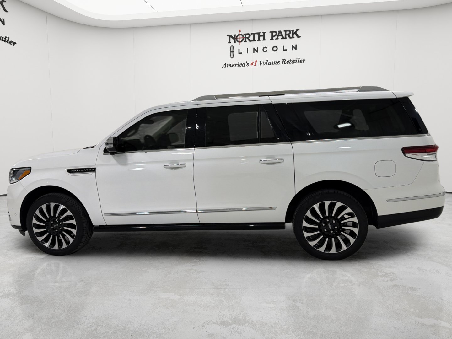 Used 2023 Lincoln Navigator L Black Label AWD/4WD image 2
