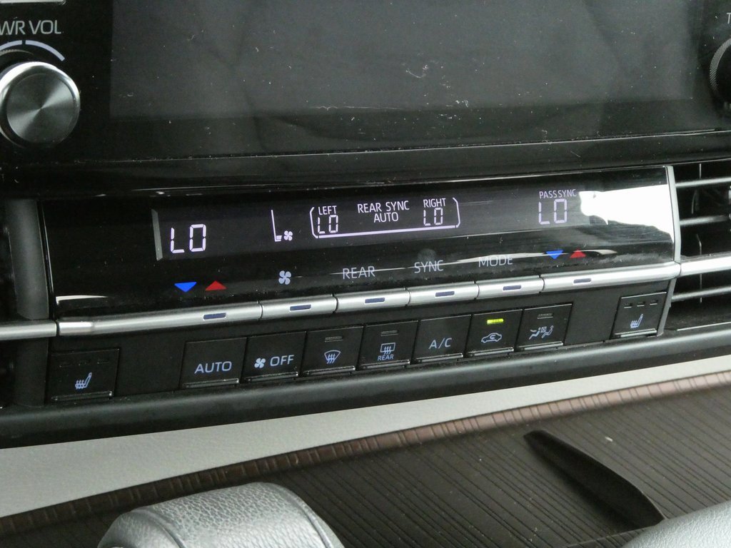 Used 2023 Toyota Sienna XLE image 17