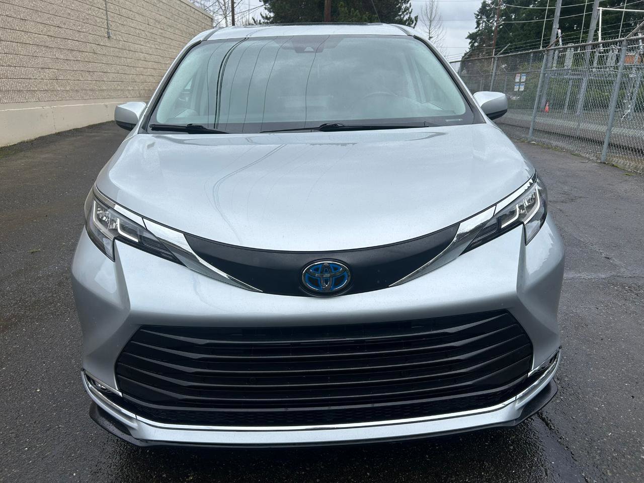 Used 2023 Toyota Sienna XLE image 2