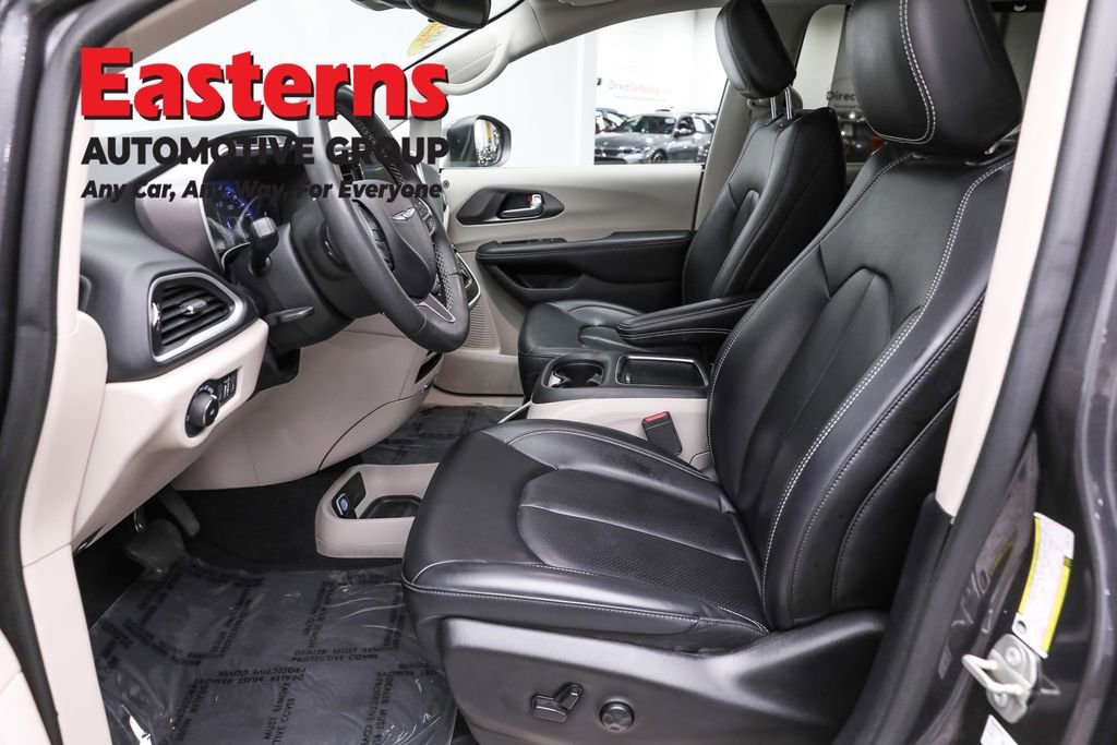 Used 2023 Chrysler Pacifica Touring-L FWD image 14