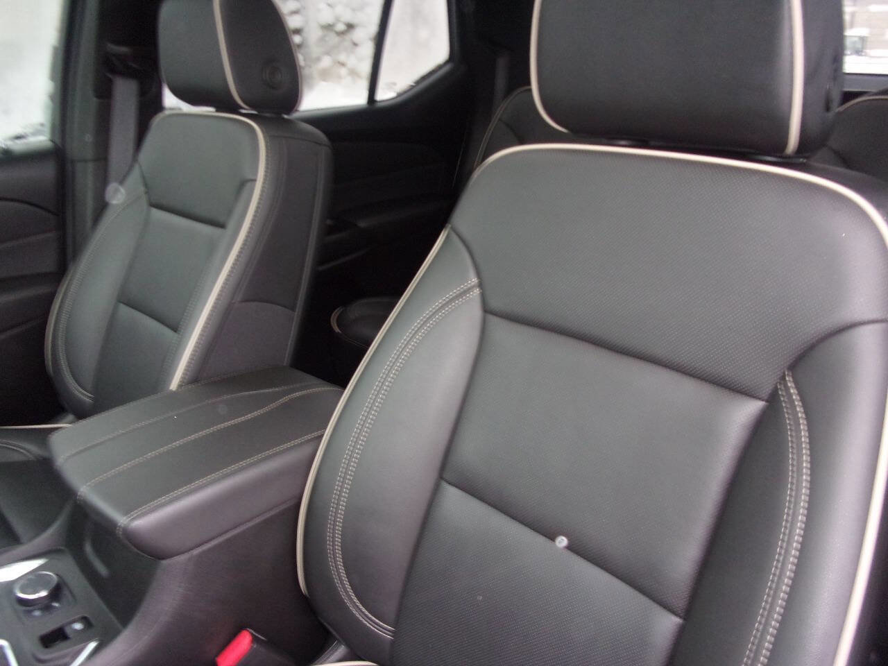 Used 2023 Chevrolet Traverse Premier image 13