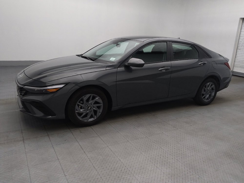 Used 2025 Hyundai Elantra Hybrid FWD image 2