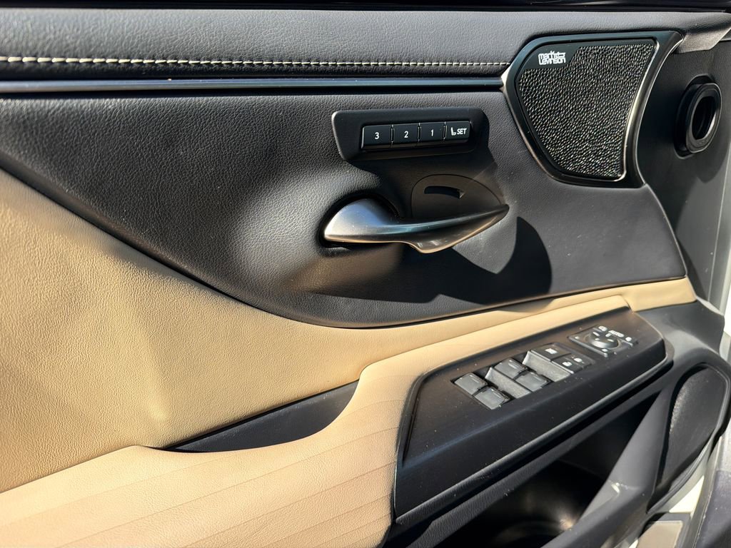 Used 2021 Lexus ES 300h w/ Premium Package image 34