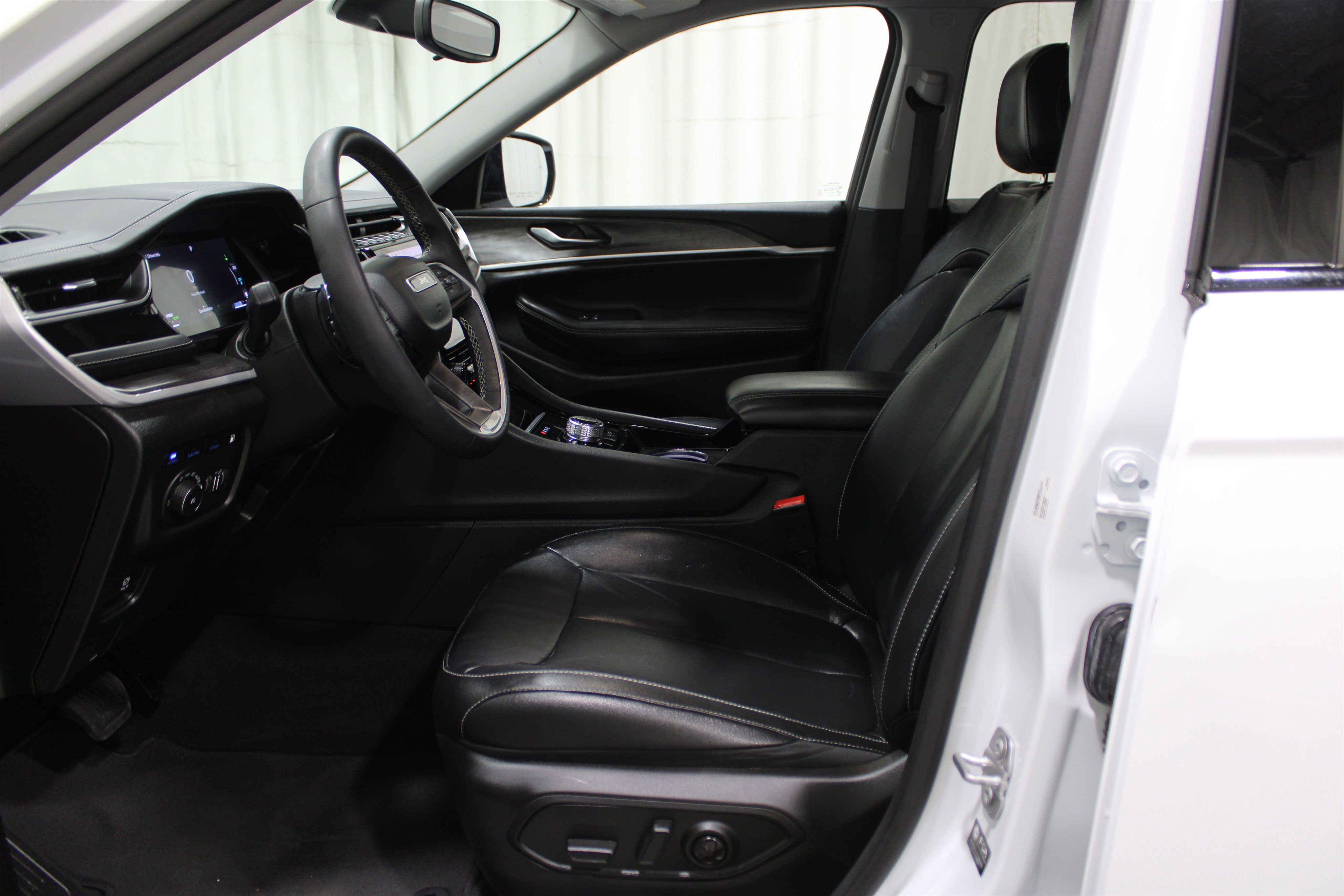 Used 2022 Jeep Grand Cherokee Limited 4xe image 3