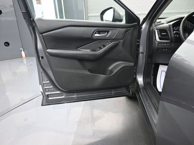 Used 2025 Nissan Rogue SV FWD image 11