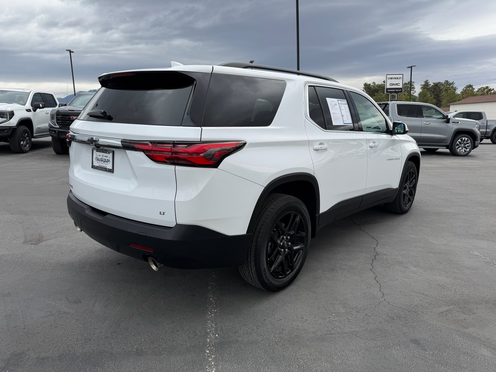 Used 2023 Chevrolet Traverse LT image 3