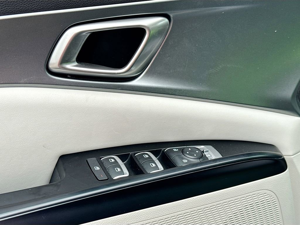 Used 2023 Kia Carnival LX image 22