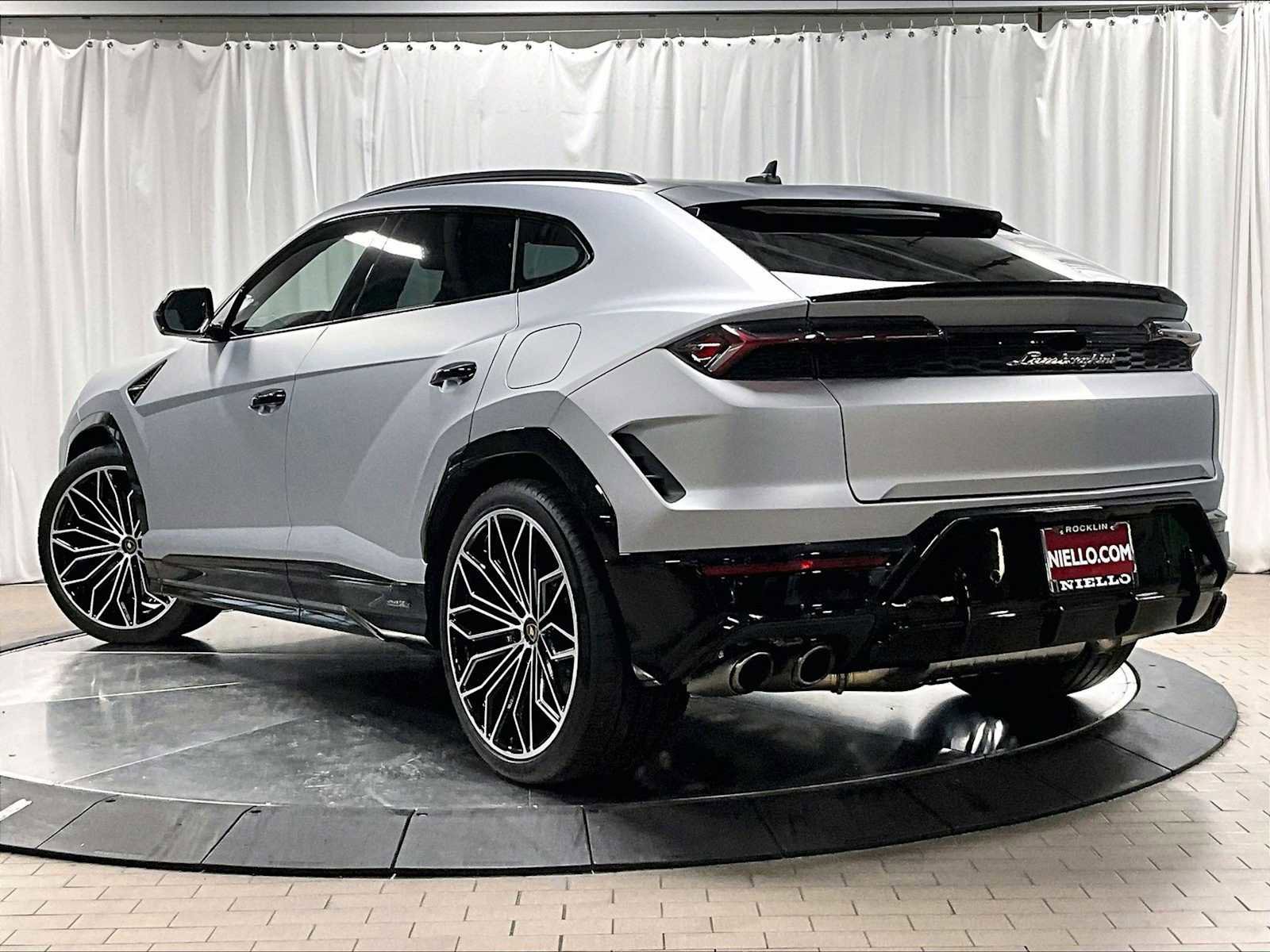 Used 2025 Lamborghini Urus SE image 3