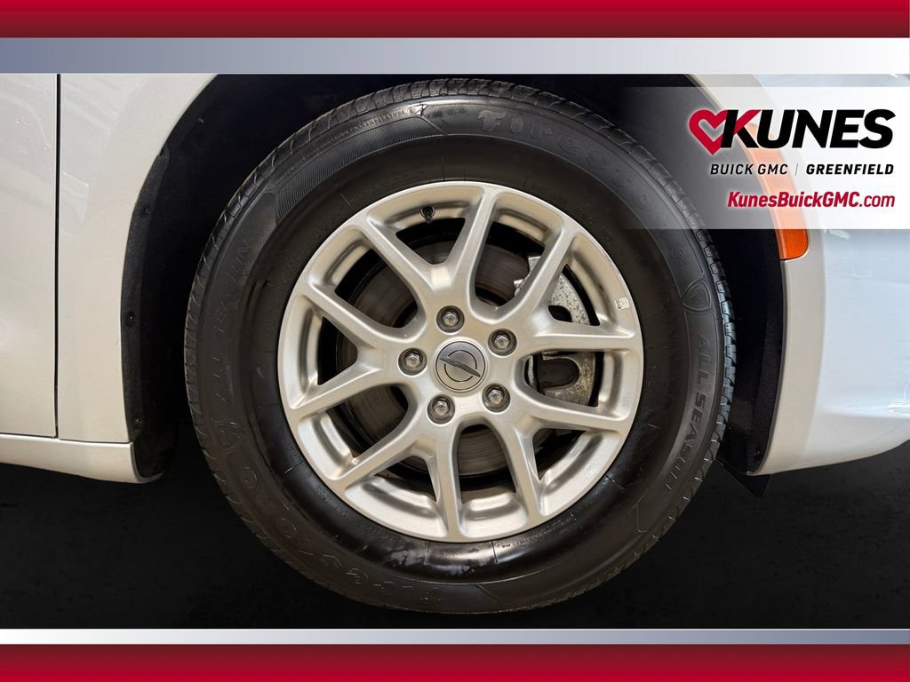 Used 2024 Chrysler Pacifica Touring-L FWD image 13