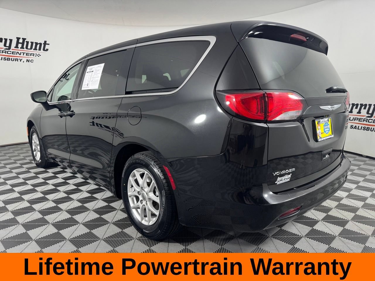Used 2024 Chrysler Voyager LX FWD image 10