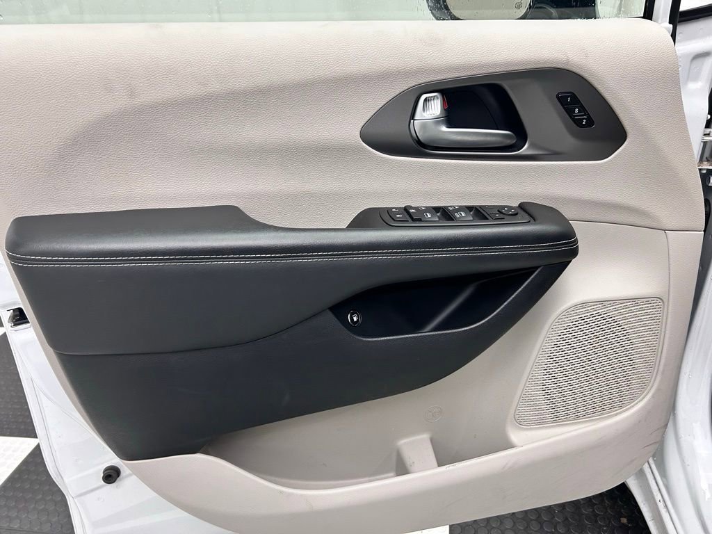 Used 2024 Chrysler Pacifica Select image 9