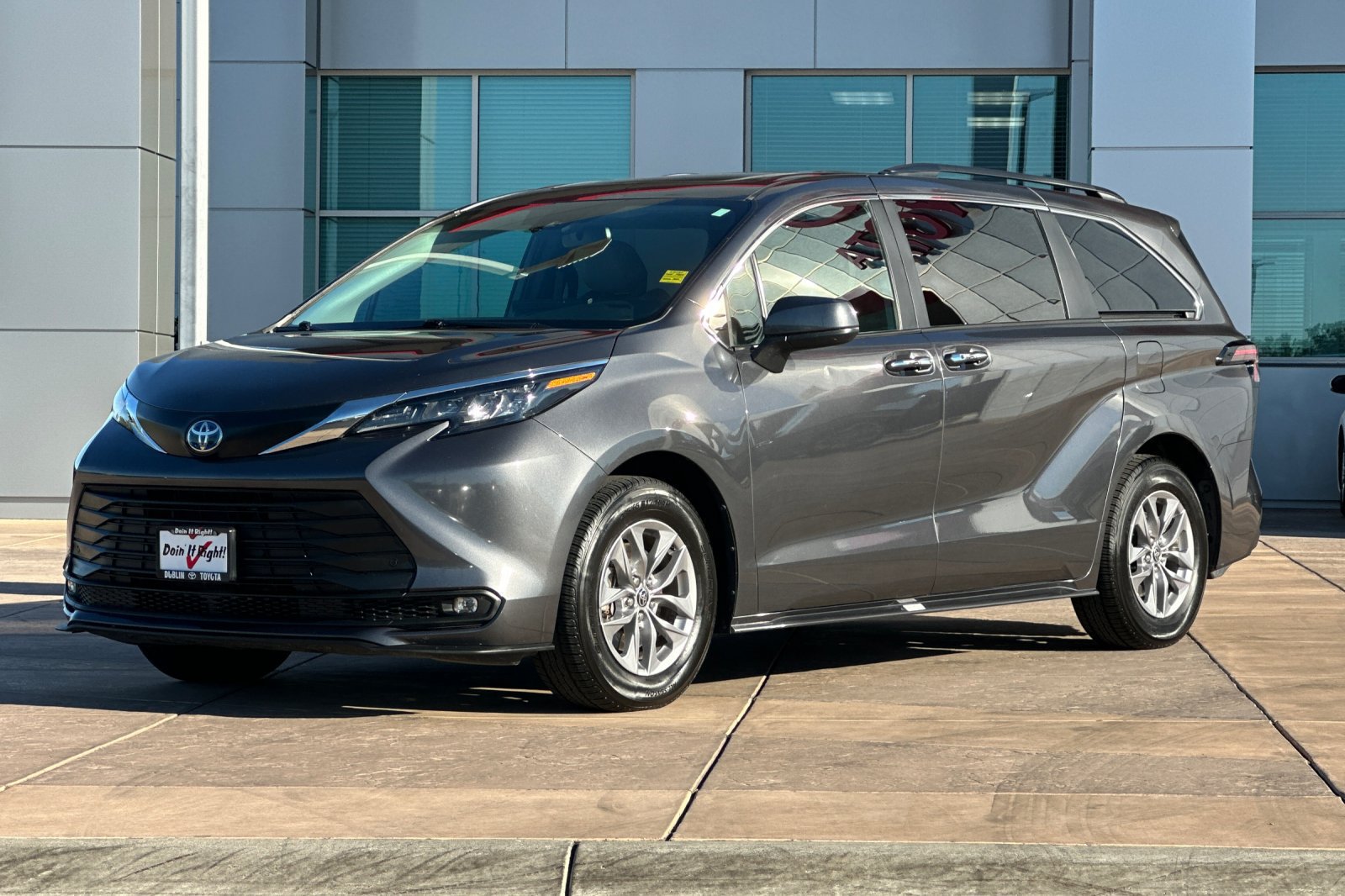 Certified 2025 Toyota Sienna XLE FWD image 8