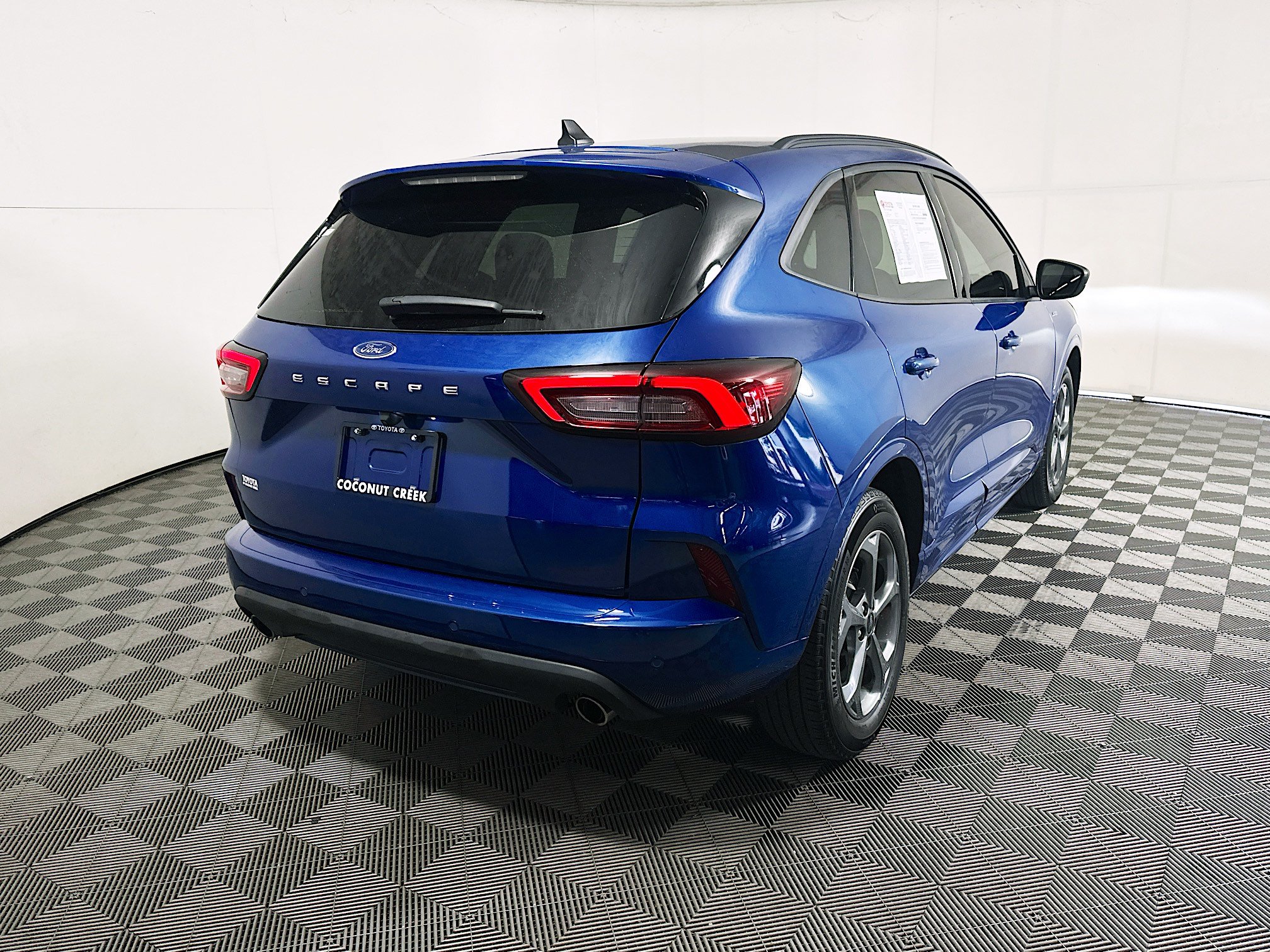 Used 2023 Ford Escape ST-Line w/ Tech Pack #1 FWD image 3