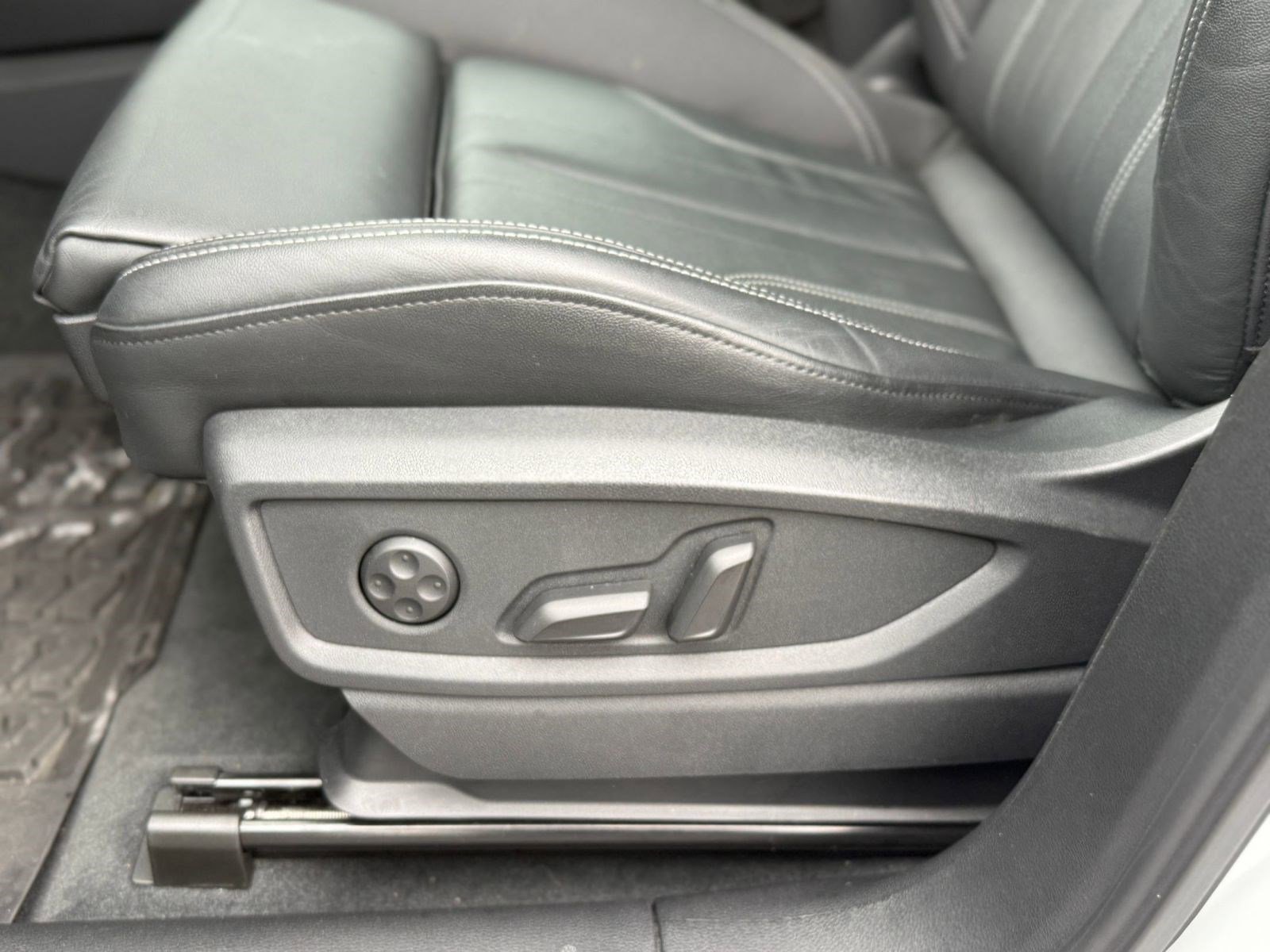 Certified 2025 Audi Q5 2.0T Premium w/ Convenience Plus Package image 14