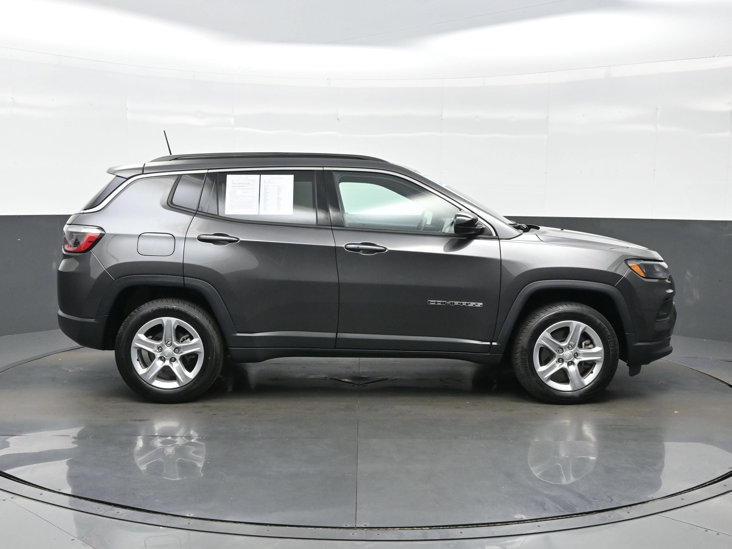 Used 2023 Jeep Compass Latitude w/ Convenience Group AWD/4WD image 10