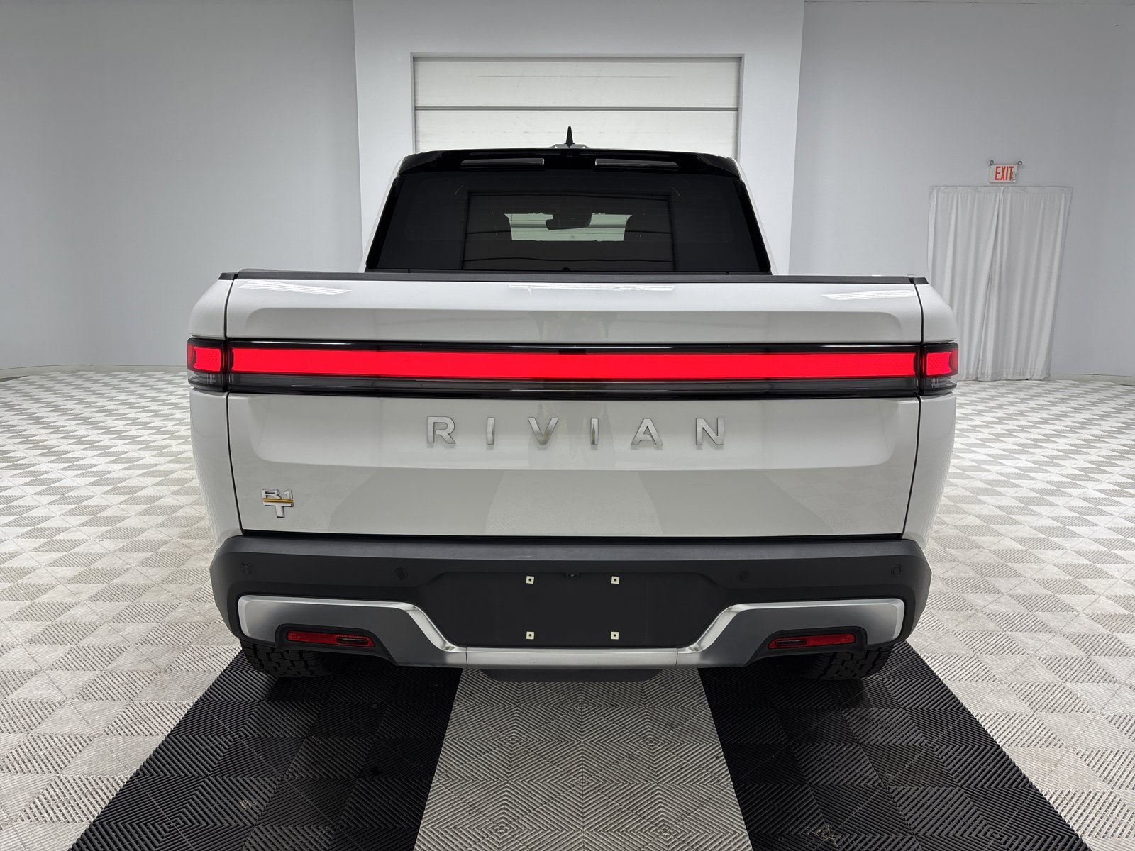 Used 2023 Rivian R1T Adventure AWD/4WD image 4