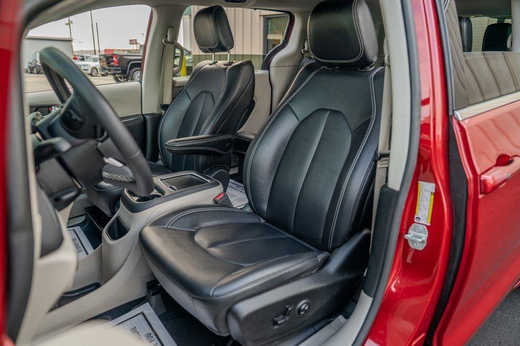Used 2024 Chrysler Pacifica Touring-L FWD image 13