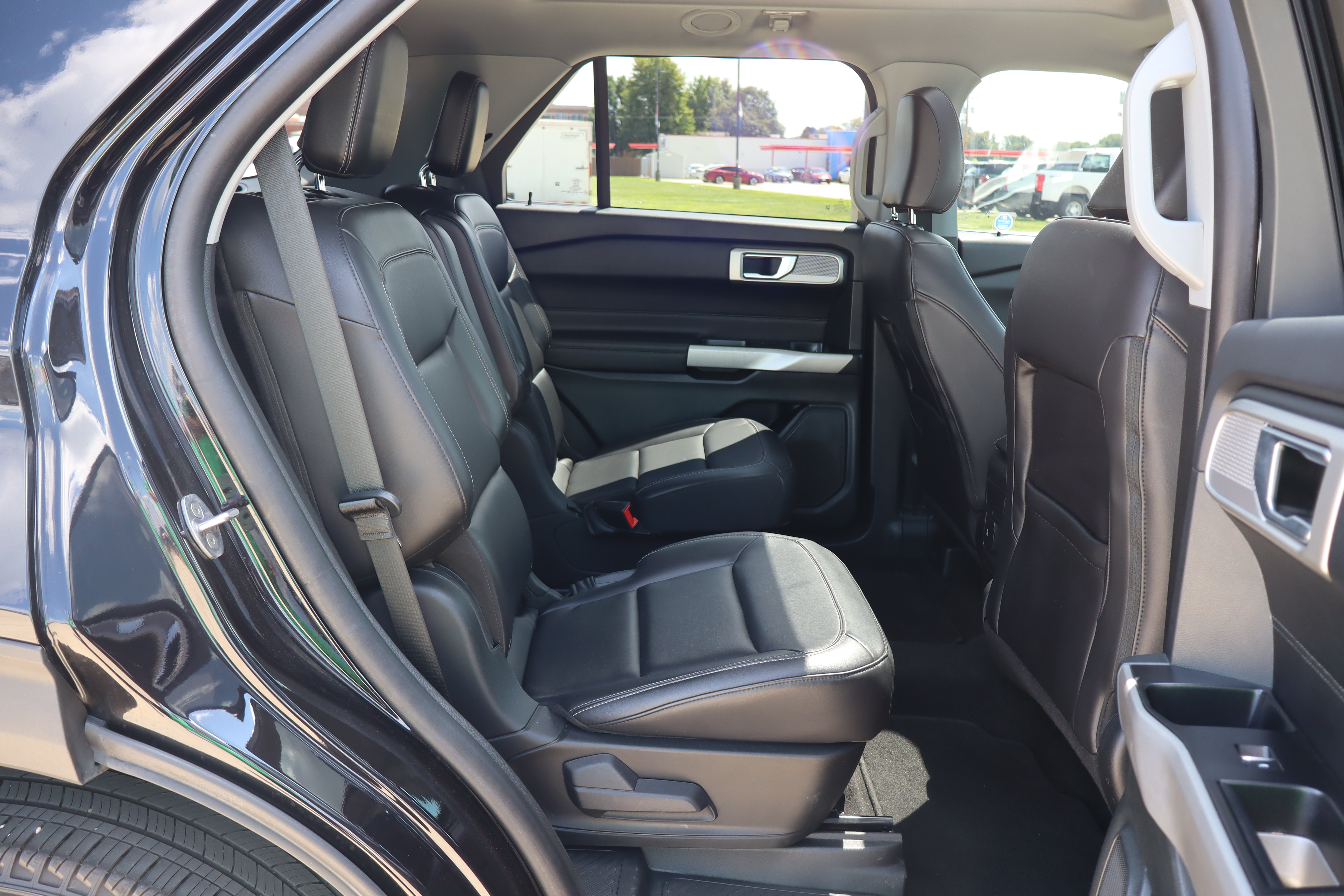 Used 2023 Ford Explorer XLT w/ Equipment Group 202A AWD/4WD image 13