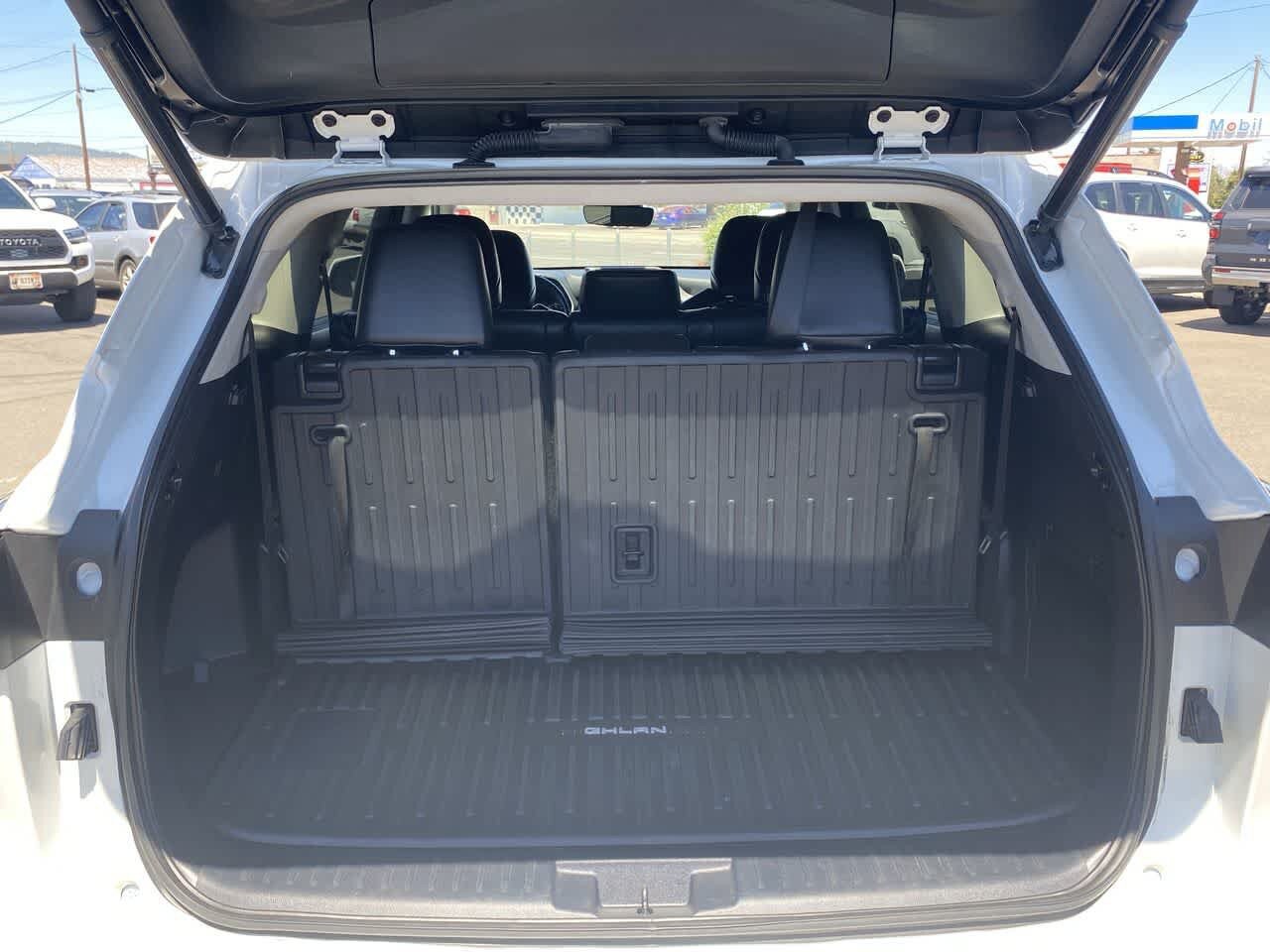 Used 2021 Toyota Highlander XLE AWD/4WD image 25