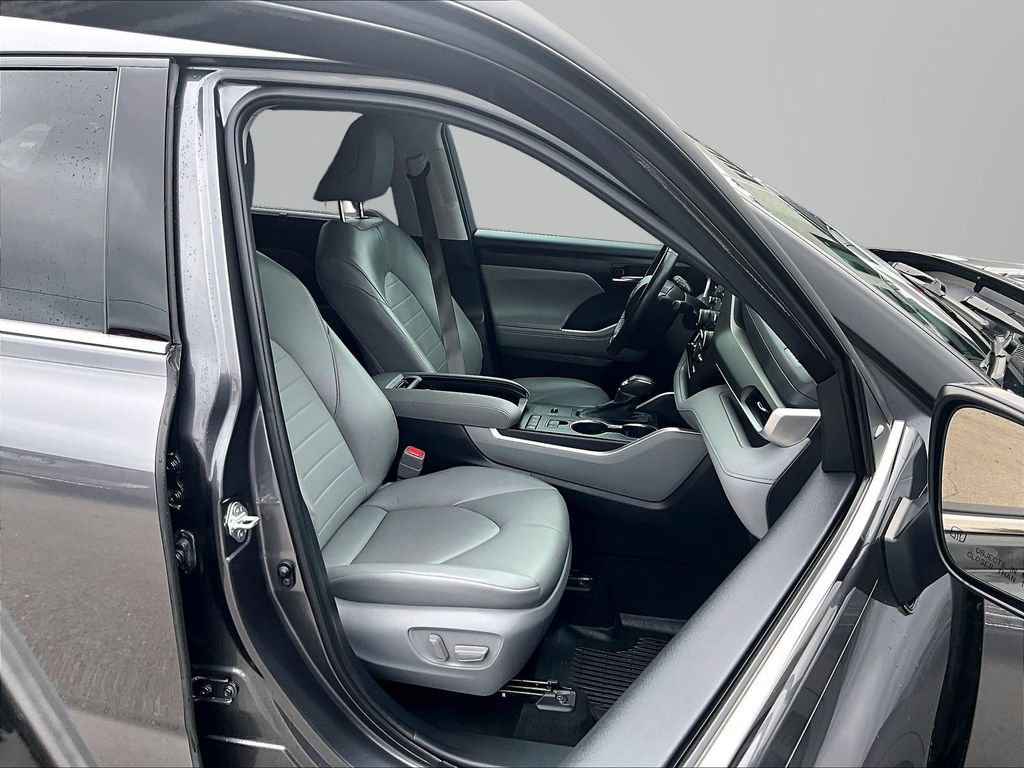 Used 2022 Toyota Highlander XLE FWD image 8