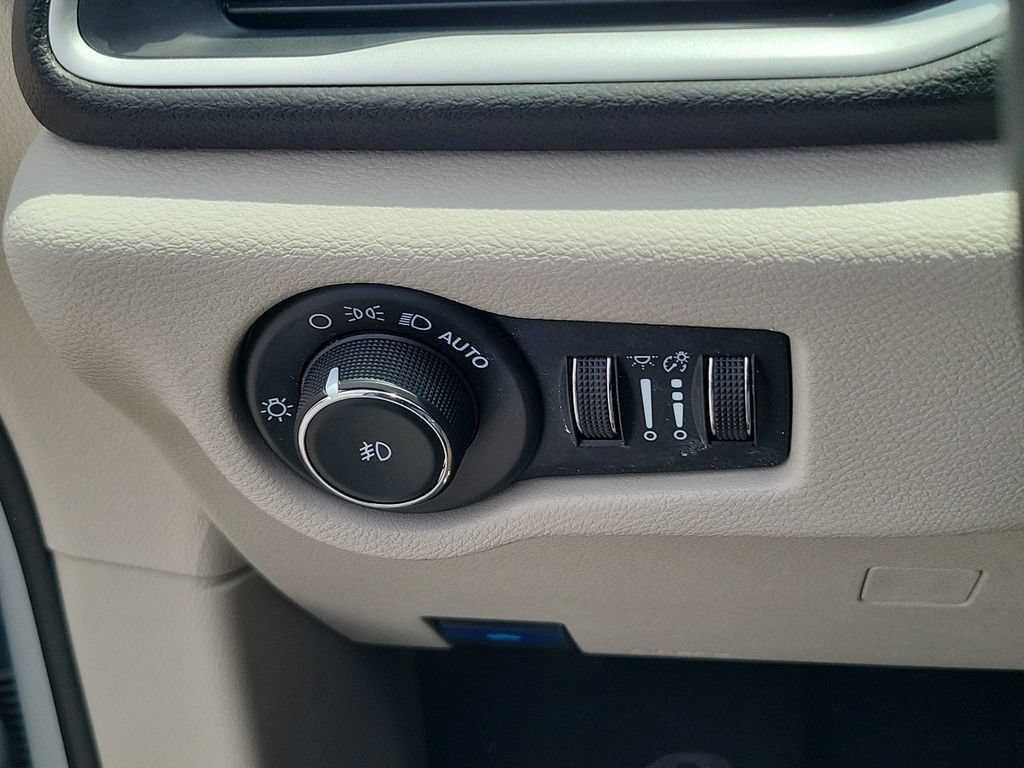 Used 2024 Chrysler Pacifica Touring-L FWD image 19
