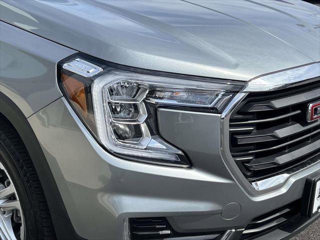 Used 2023 GMC Terrain SLE w/ Driver Convenience Package image 9