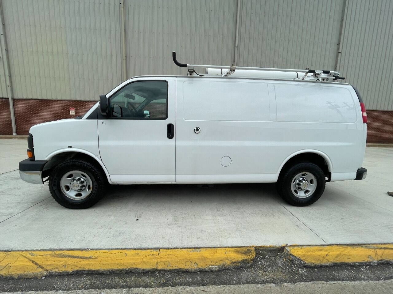 Used 2015 Chevrolet Express 2500 image 5