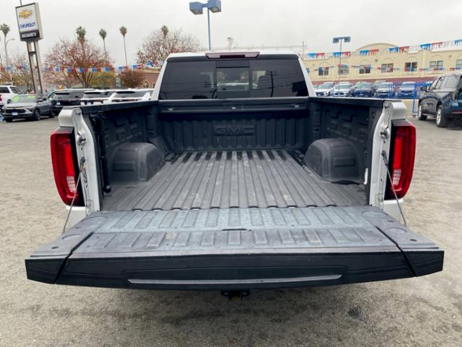 Used 2022 GMC Sierra 1500 SLT w/ SLT Premium Plus Package AWD/4WD image 16