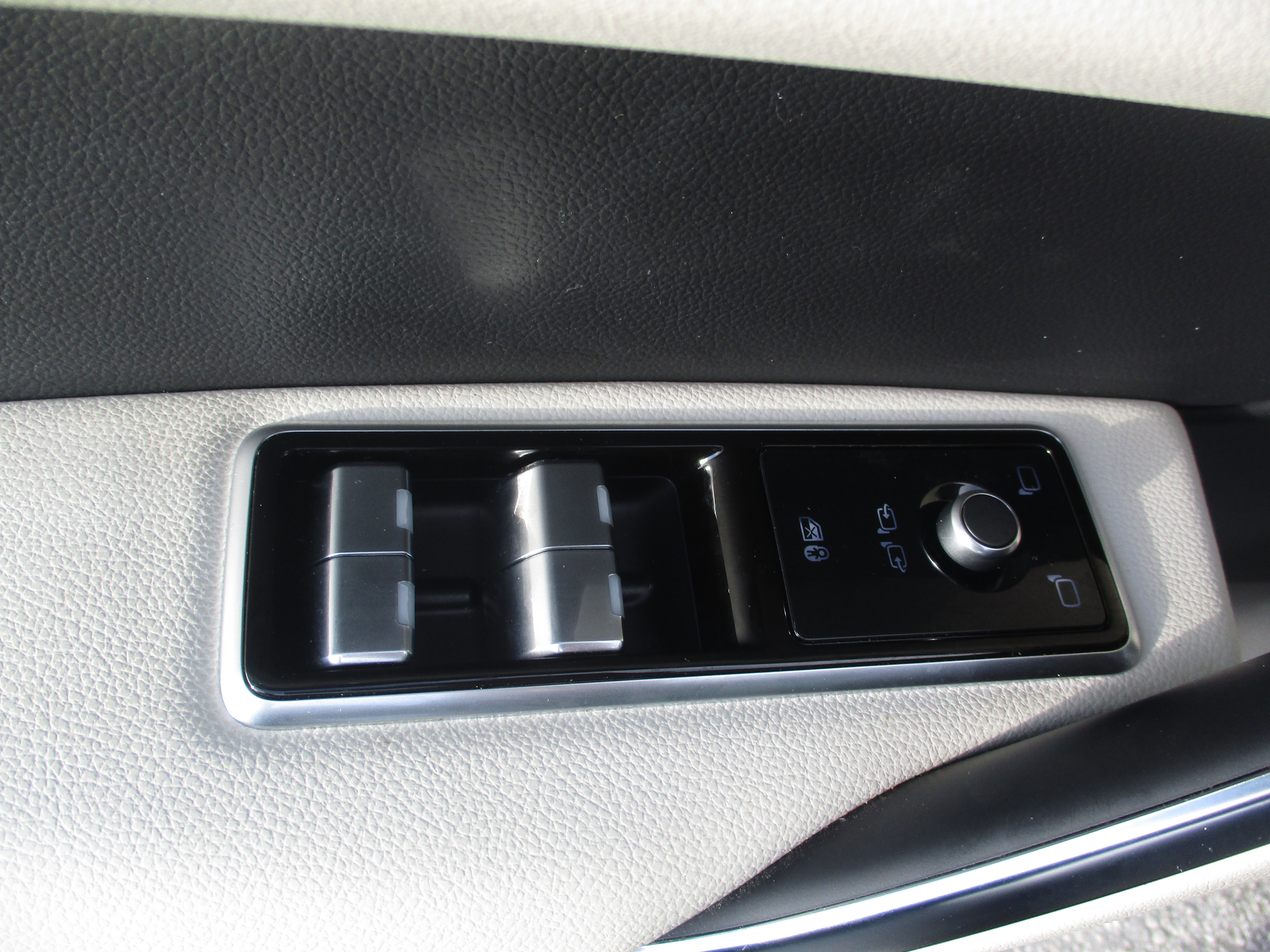 Used 2024 Jaguar F-PACE R-Dynamic S image 16