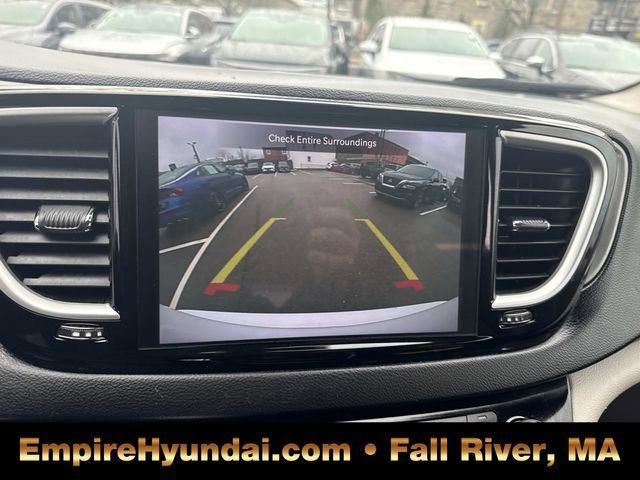 Used 2023 Chrysler Pacifica Touring-L image 24
