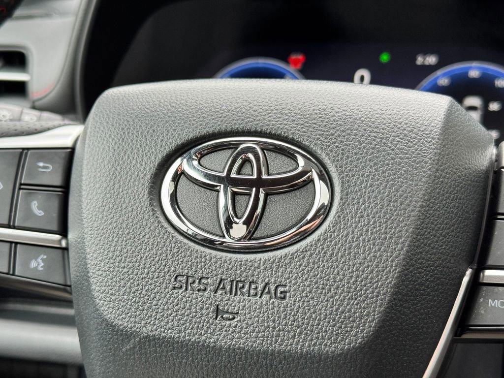 Used 2025 Toyota Sienna XSE w/ XSE Premium Package image 32