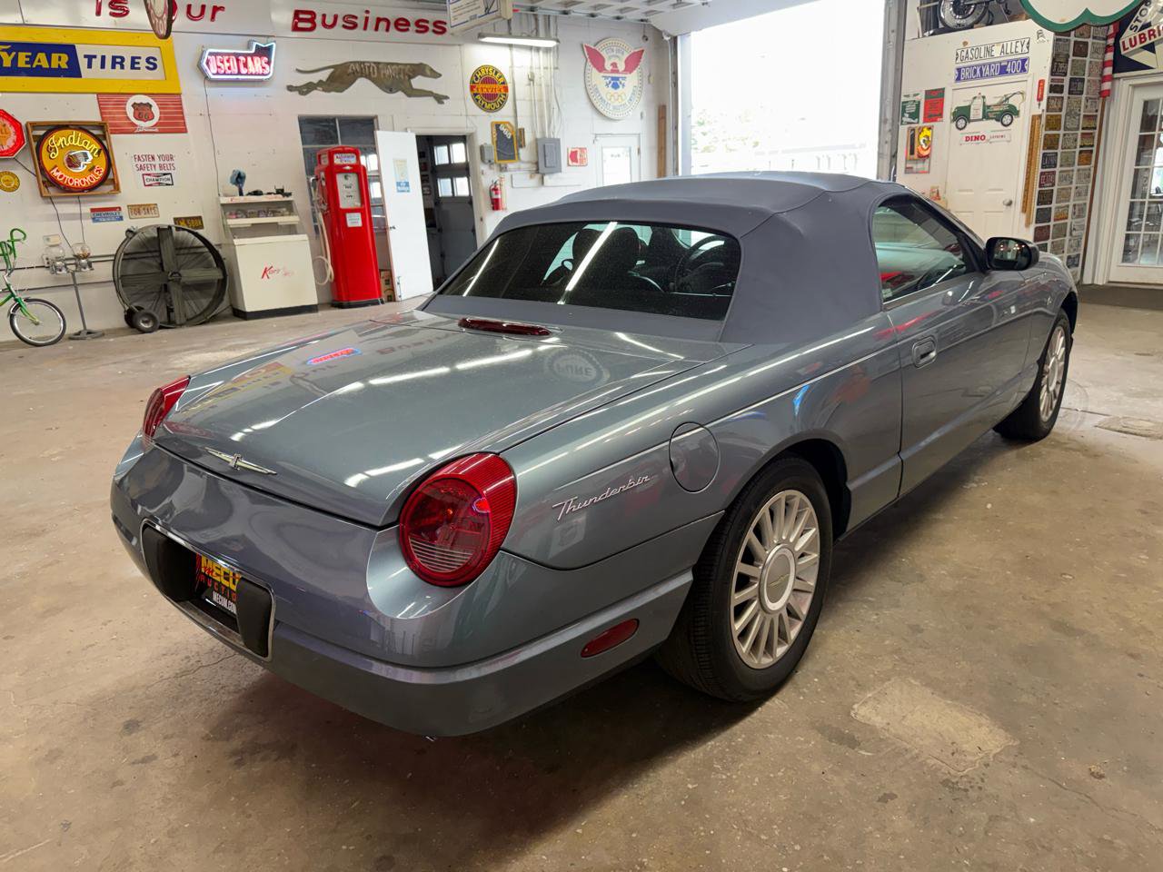 Used 2005 Ford Thunderbird RWD image 5