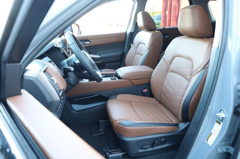 New 2025 Nissan Pathfinder Platinum w/ Cargo Package image 12